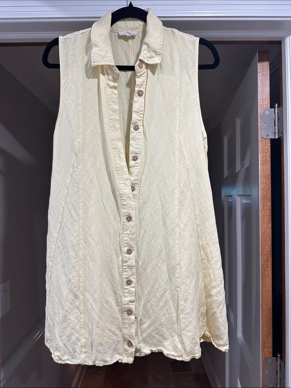 Elan Sleeveless Button-Down Tunic in Light Yellow